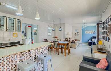 Imagem: A casa possui 2 Dormitórios, 1 Suíte, 3 Banheiros, 3 Vagas