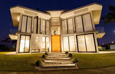 Imagem: A casa em condomínio possui 5 Dormitórios, 5 Suítes, 16 Banheiros