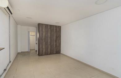 Imagem: A sala comercial possui 3 Banheiros e 196m² de Área e está