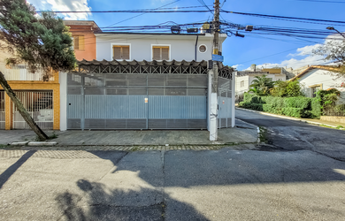 Imagem: A casa possui 3 Dormitórios, 1 Suíte, 4 Banheiros, 2 Vagas