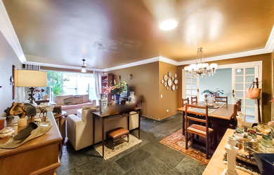 Imagem: A casa possui 3 Dormitórios, 2 Suítes, 4 Banheiros, 2 Vagas