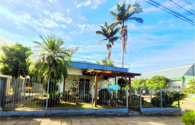 Imagem: A casa possui 4 Dormitórios, 1 Suíte, 3 Banheiros, 5 Vagas