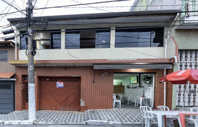 Imagem: A casa possui 3 Dormitórios, 1 Suíte, 5 Banheiros, 2 Vagas