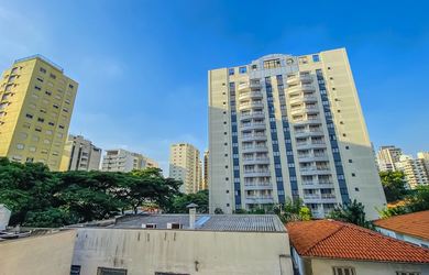 Imagem: O apartamento possui 1 Dormitório, 1 Banheiro, 1 Vaga na garagem