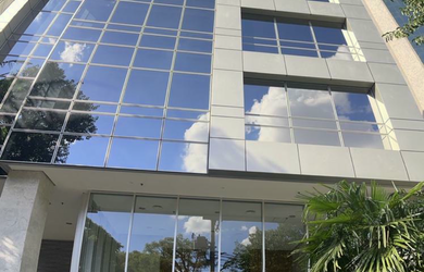 Imagem: A sala comercial possui 2 Banheiros, 3 Vagas na garagem, 120m²