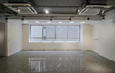 Imagem: A sala comercial possui 1 Banheiro, 2 Vagas na garagem, 52m²