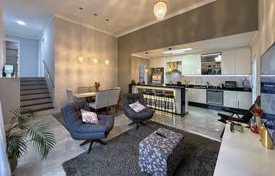 Imagem: A casa possui 5 Dormitórios, 1 Suíte, 4 Banheiros, 3 Vagas