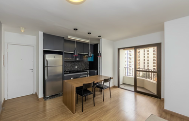 Imagem: O apartamento possui 2 Dormitórios, 1 Banheiro, 1 Vaga na garagem