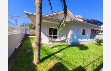 Imagem: A casa possui 3 Dormitórios, 1 Suíte, 3 Banheiros, 2 Vagas