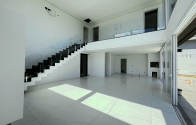 Imagem: A casa em condomínio possui 4 Dormitórios, 4 Suítes, 13 Banheiros