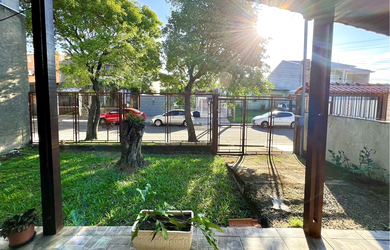 Imagem: A casa possui 3 Dormitórios, 2 Banheiros e está localizado