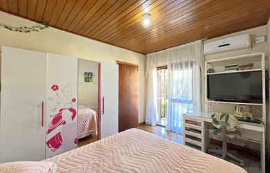 Imagem: A casa possui 4 Dormitórios, 1 Suíte e 3 Banheiros e está