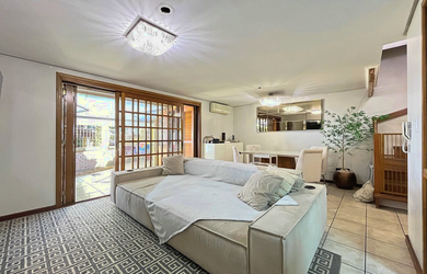 Imagem: A casa possui 3 Dormitórios, 1 Suíte, 3 Banheiros, 2 Vagas