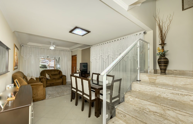 Imagem: A casa possui 4 Dormitórios, 1 Suíte, 4 Banheiros, 4 Vagas