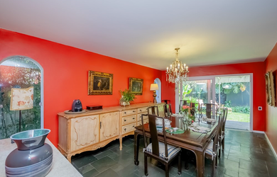 Imagem: A casa possui 4 Dormitórios, 2 Suítes, 5 Banheiros, 6 Vagas