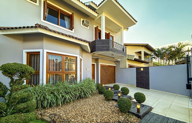 Imagem: A casa possui 4 Dormitórios, 1 Suíte, 4 Banheiros, 5 Vagas