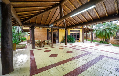 Imagem: A casa possui 5 Dormitórios, 3 Suítes, 9 Banheiros e 6 Vagas