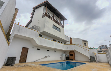 Imagem: A casa possui 4 Dormitórios, 2 Suítes, 8 Banheiros, 6 Vagas