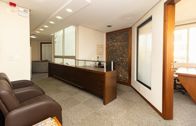 Imagem: A sala comercial possui 3 Banheiros, 2 Vagas na garagem e está