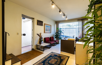 Imagem: A sala comercial à venda possui 3 Banheiros, 2 Vagas na garagem