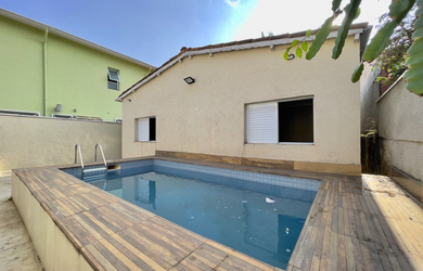 Imagem: A casa possui 3 Dormitórios, 1 Suíte, 4 Banheiros, 2 Vagas