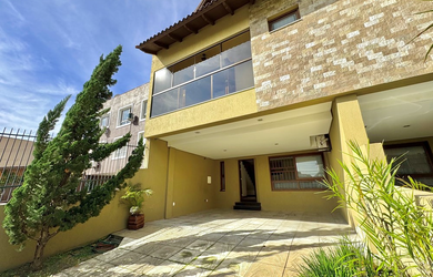 Imagem: A casa possui 33 Dormitórios, 1 Suíte, 4 Banheiros, 4 Vagas