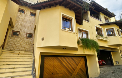 Imagem: A casa possui 3 Dormitórios, 1 Suíte, 3 Banheiros e 2 Vagas