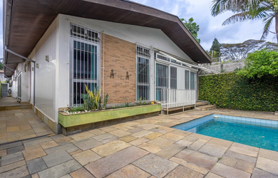 Imagem: A casa possui 5 Dormitórios, 4 Suítes, 11 Banheiros, 4 Vagas