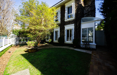 Imagem: A casa em condomínio possui 3 Dormitórios, 3 Suítes, 4 Banheiros