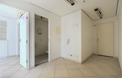 Imagem: A sala comercial possui 2 Banheiros, 1 Vaga na garagem, 33m²