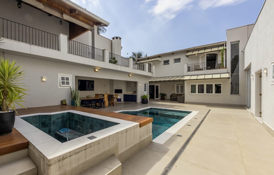 Imagem: A casa possui 4 Dormitórios, 2 Suítes, 4 Banheiros, 4 Vagas