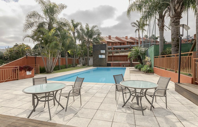 Imagem: A casa possui 4 Dormitórios, 2 Suítes, 5 Banheiros, 4 Vagas