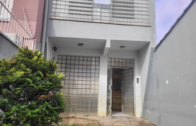 Imagem: A casa possui 3 Dormitórios, 3 Banheiros, 2 Vagas na garagem