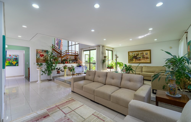 Imagem: A casa possui 4 Dormitórios, 2 Suítes, 8 Banheiros, 4 Vagas