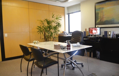 Imagem: A sala comercial possui 2 Banheiros, 2 Vagas na garagem, 78m²