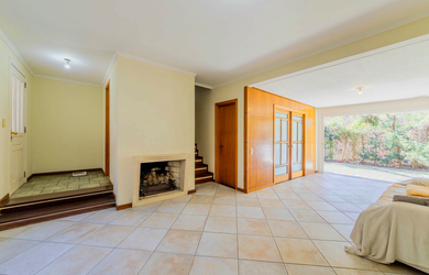 Imagem: A casa possui 3 Dormitórios, 1 Suíte, 6 Banheiros, 3 Vagas