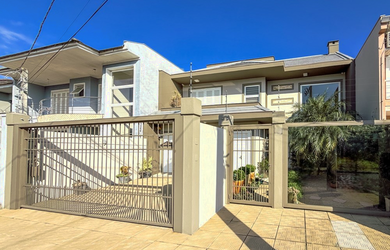 Imagem: A casa possui 3 Dormitórios, 1 Suíte, 3 Banheiros, 4 Vagas