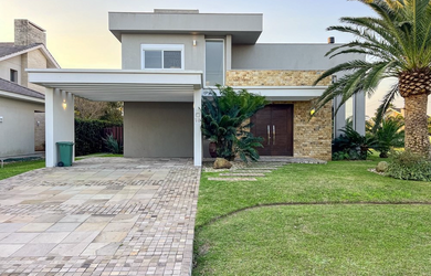 Imagem: A casa possui 4 Dormitórios, 4 Suítes, 6 Banheiros, 2 Vagas