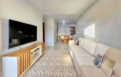 Imagem: A casa possui 2 Dormitórios, 1 Suíte, 2 Banheiros, 2 Vagas