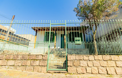 Imagem: A casa possui 3 Dormitórios, 2 Banheiros, 12 Vagas na garagem