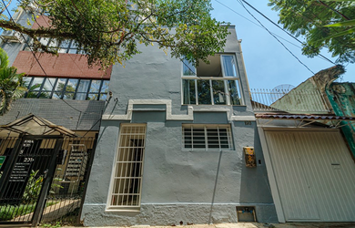 Imagem: A casa possui 3 Dormitórios, 1 Suíte, 3 Banheiros, 4 Vagas