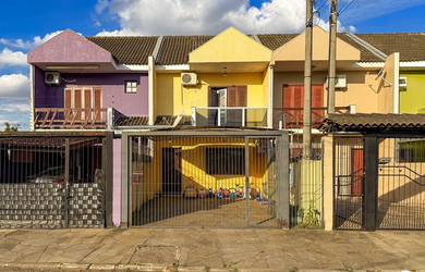Imagem: A casa possui 3 Dormitórios, 2 Banheiros, 2 Vagas na garagem