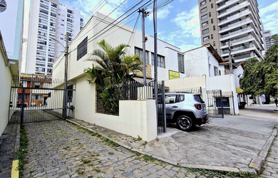 Imagem: A casa possui 3 Dormitórios, 1 Suíte, 4 Banheiros, 215m²