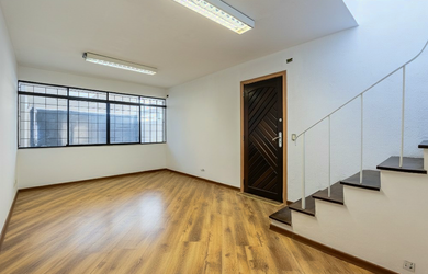 Imagem: A sala comercial à venda possui 3 Banheiros, 2 Vagas na garagem