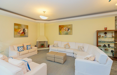 Imagem: A casa em condomínio possui 5 Dormitórios, 3 Suítes, 7 Banheiros