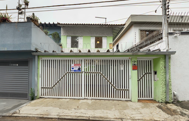 Imagem: A casa possui 3 Dormitórios, 1 Suíte, 4 Banheiros, 2 Vagas