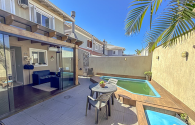 Imagem: A casa possui 3 Dormitórios, 1 Suíte, 4 Banheiros e 2 Vagas