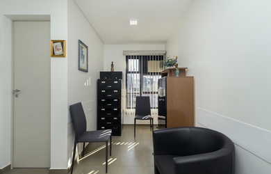 Imagem: A sala comercial possui 2 Banheiros, 1 Vaga na garagem, 43m²