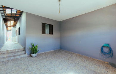 Imagem: A casa possui 3 Dormitórios, 1 Suíte, 3 Banheiros, 2 Vagas