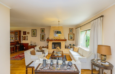 Imagem: A casa possui 4 Dormitórios, 2 Suítes, 5 Banheiros, 4 Vagas